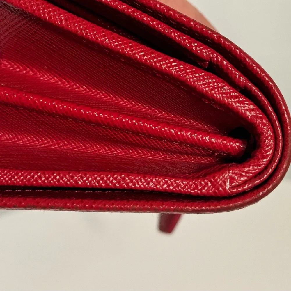 PRADA Saffiano Bifold Wallet  EUC no callouts‎